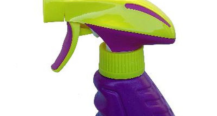 Mezcla 1/4 de taza de detergente líquido para platos.