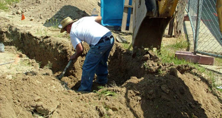 La retroexcavadora puede excavar mas rápido que un grupo de hombres.