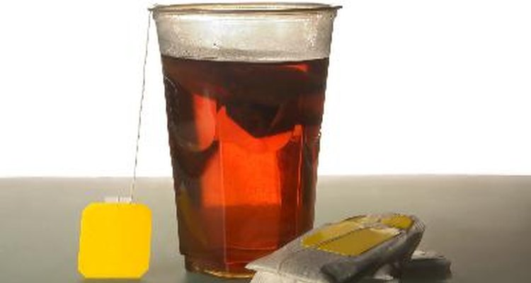 El té, hecho con bolsas de té y agua caliente, es una bebida natural libre de calorías.
