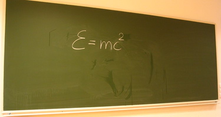 La famosa fórmula de Einstein representa la equivalencia entre masa y energía.