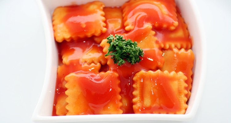 Ravioles con salsa de tomate.