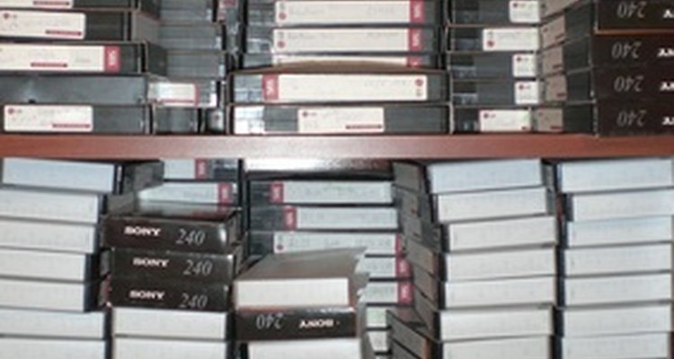 De seguro hay cintas de VHS almacenadas con el paso de los años en la casa del anciano.