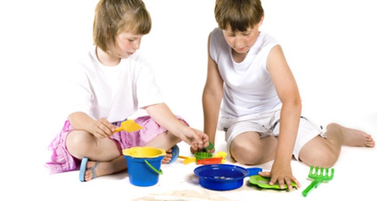 Proporciona actividades para enseñar a tus hijos a jugar de forma cooperativa en grupo.