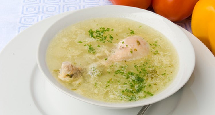 Utiliza tu pollo hervido para crear una sopa de pollo clara.