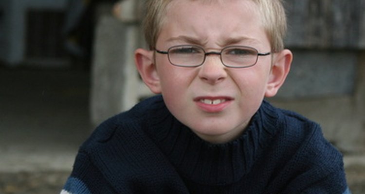 Óculos escorregando podem ser igualmente irritantes para crianças e adultos