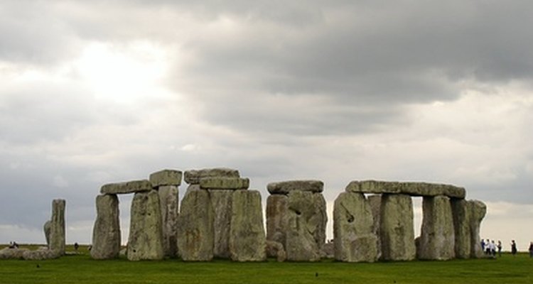 Use an image to create the Stonehenge diorama.