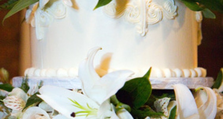 Piensa en agregar flores frescas o de tela alrededor de los soportes del pastel.