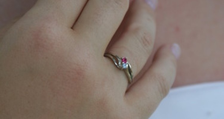 Un anillo que se lleva en la mano derecha puede tener distintos significados.