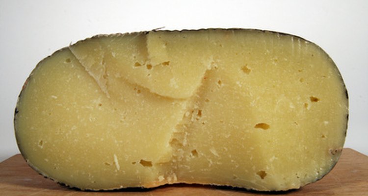 Los quesos se encuentran en el pasillo o sección de lácteos.