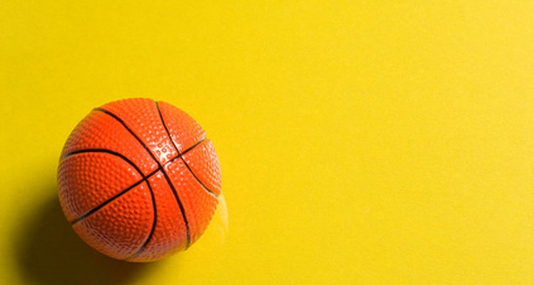 Bolas de basquete feitas de espuma ou plástico são leves e não fazem barulho ao quicar