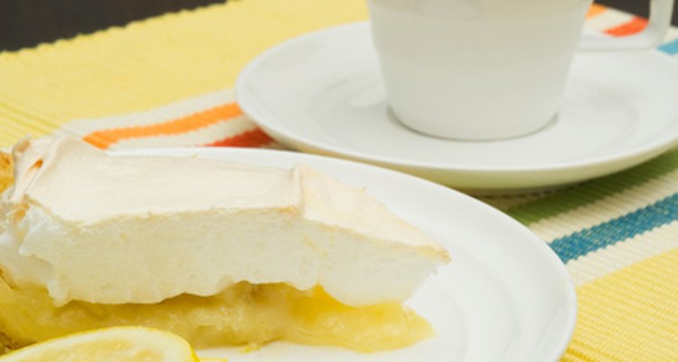 Un merengue blando normalmente cubre una tarta.