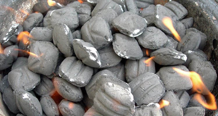 Os briquetes de carvão são formados pela utilização de alginatos das algas marrons como aglutinadores