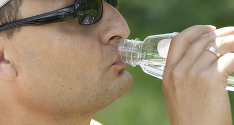 Bajo condiciones normales, tomar una buena cantidad de agua aliviará la sed.