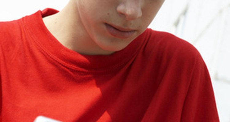 Los adolescentes aislados se podrían sentir auto conscientes, criticarse y sentirse incómodos en ambientes sociales.