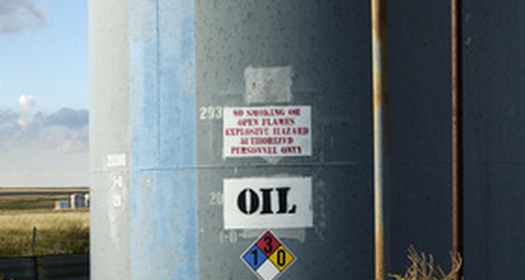 Los tanques de almacenamiento recogen el aceite de los pozos.