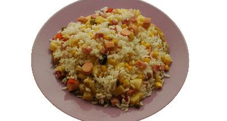 Una arrocera es un pequeño aparato que se utiliza específicamente para cocer el arroz.