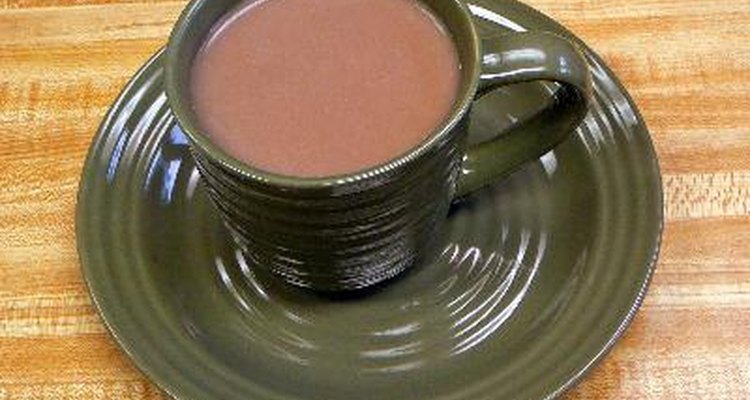 El cacao caliente es un alternativa con menos calorías que la chocolatada caliente.