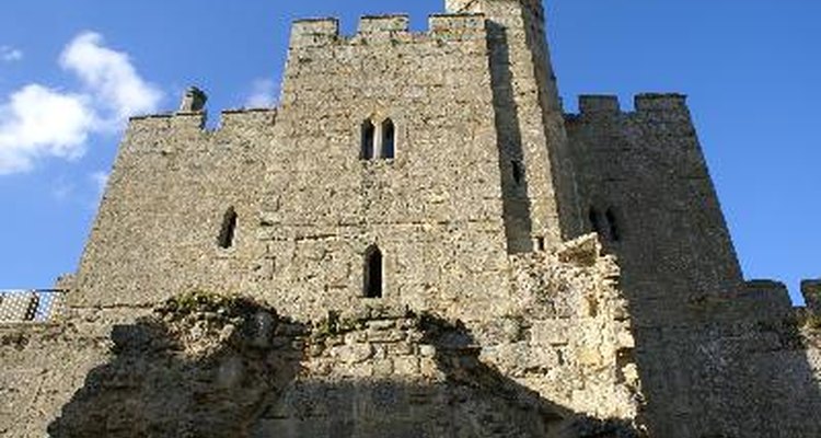 Si tus hijos sueñan con un castillo, puedes fabricarles una cama con forma de castillo.