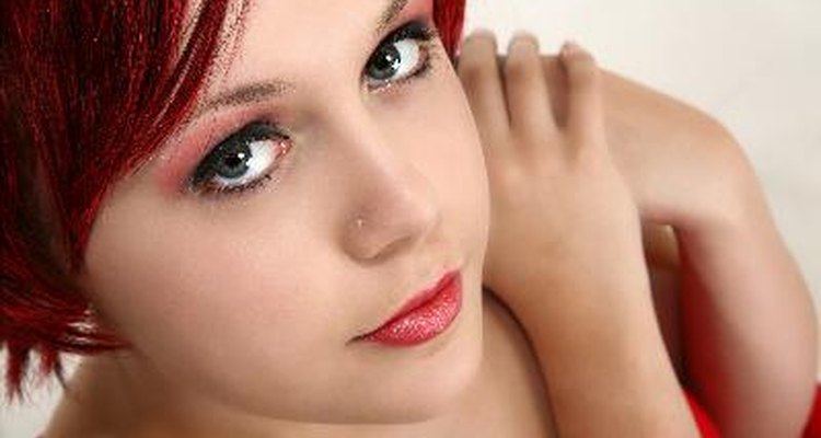 O contraste dos olhos verdes com o cabelo ruivo é avassalador