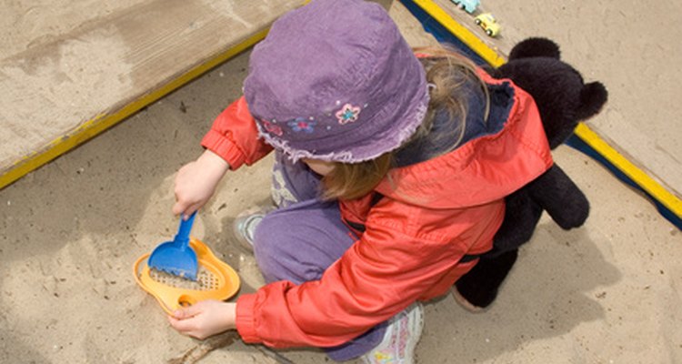 El juego con agua y arena ayuda a que los niños aprendan.