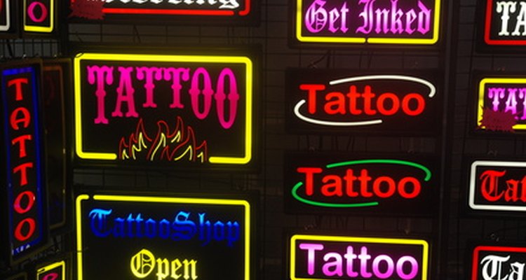 Tatuadores que fazem desenhos personalizados preferem canetas hectográficas a papel carbono