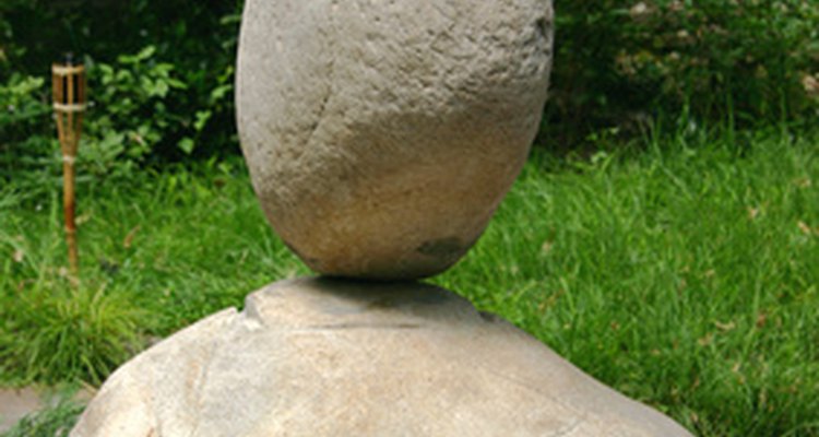 Deslocamento de água é um método exato de calcular o volume de uma pedra.