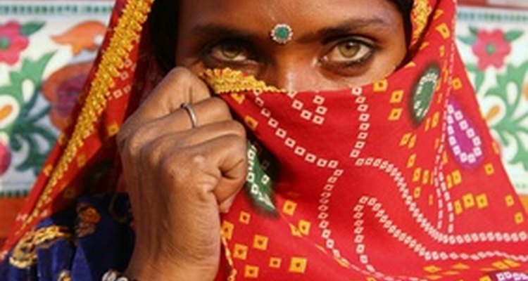 Meninas indianas podem ter o nariz perfurado a partir dos cinco anos de idade