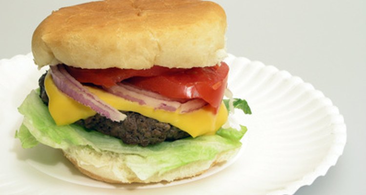 Las hamburguesas con queso son una comida popular para una fiesta de cumpleaños con temática de los 50.