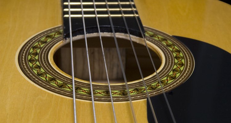 O número de série nos violões Takamine pode ser visto através da boca por onde o som sai