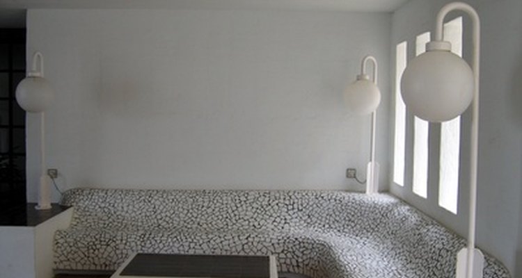 El blanco es una buena opción para las habitaciones pequeñas, pero no es la única.