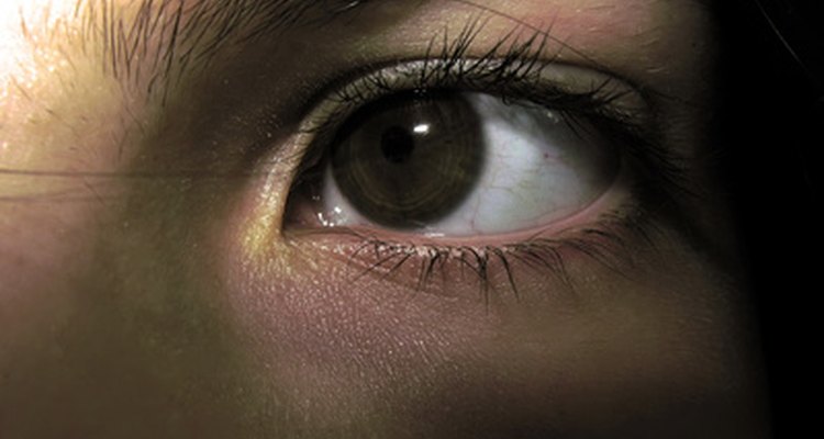 El olor de ojo usualmente es un síntoma de la conjuntivitis.