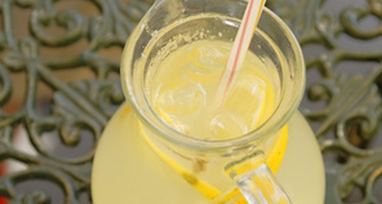 La limonada es un refrigerio de fiesta clásico que es fácil de preparar.