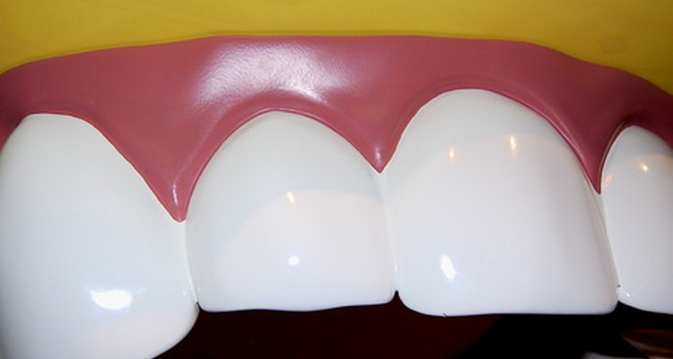Você pode fazer seus próprios dentes usando produtos caseiros comuns