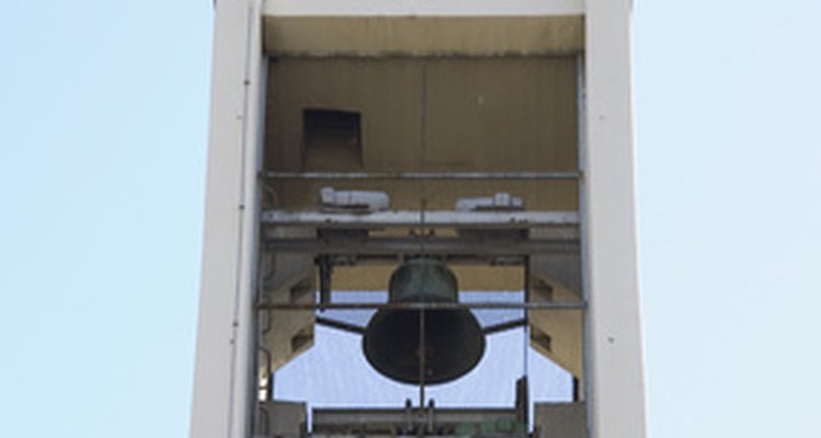 Las campanas de la iglesia suenan en los centros urbanos de todo el mundo.