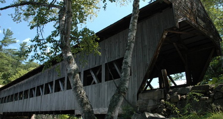 Un tradicional y pintoresco puente cubierto en New Hampshire.