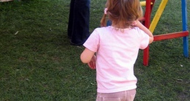 Los cuidadores pueden realizar divertidas actividades de verano para los niños.
