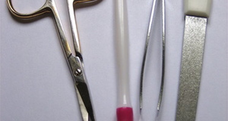 Levanta la uña postiza usando una herramienta para empujar las cutículas o una lima metálica para uñas.