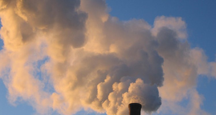 El Protocolo de Kioto se enfoca en la reducción de emisiones de carbono para reducir el calentamiento global.