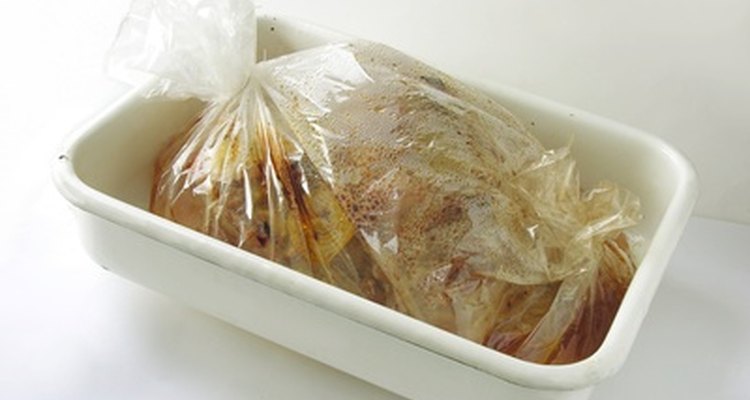 Los alimentos cocidos en bolsas plásticas pueden no ser seguros para comer.