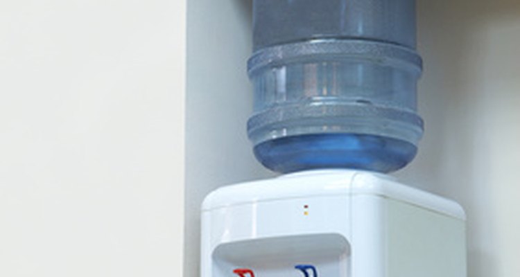 Limpia tu dispensador de agua Oasis con detergente para platos.
