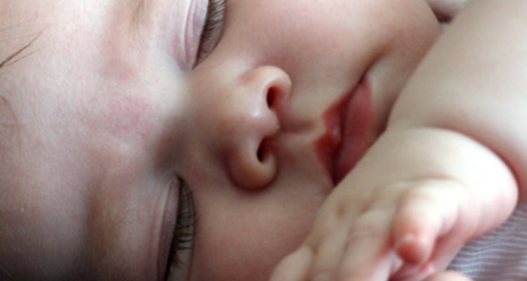 Los bebés hacen muchos ruidos, respiran irregularmente y se estremecen durante su sueño.