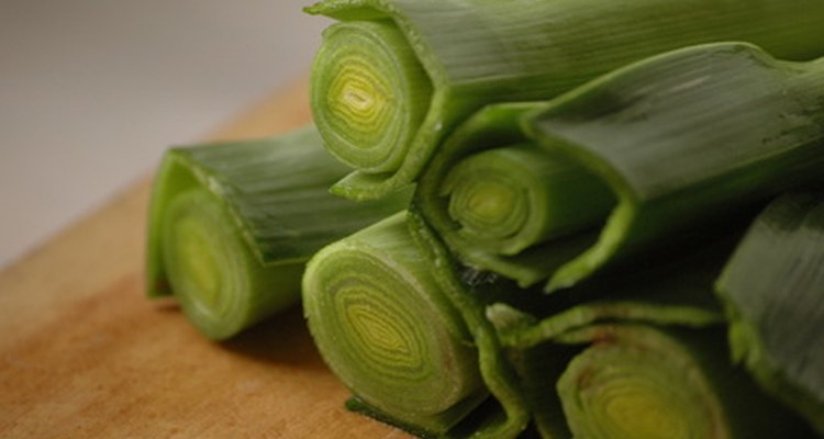 Leaving the cut edges of plants exposed for too long results in a shortened life.