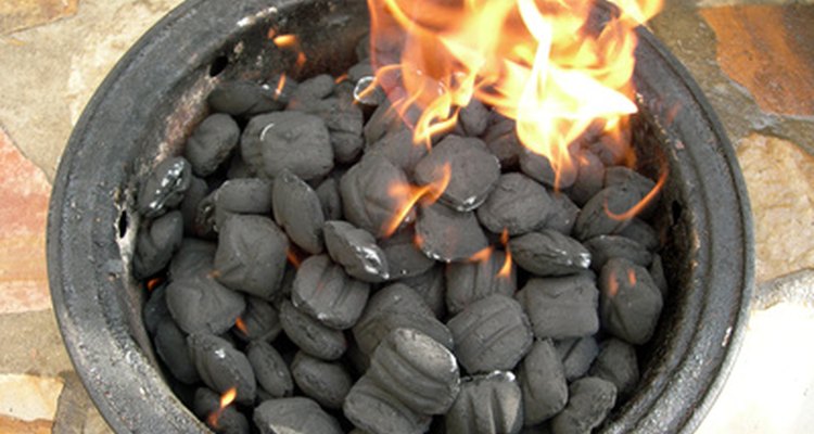 Espere que o carvão vire cinza antes de cozinhar ou assar alimentos na churrasqueira