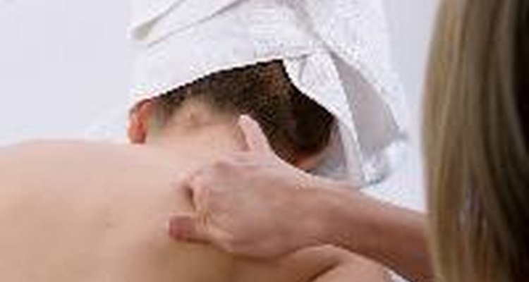 O tratamento osteopático pode incluir um tipo de massagem no abdômen, que ajuda no alívio da hérnia