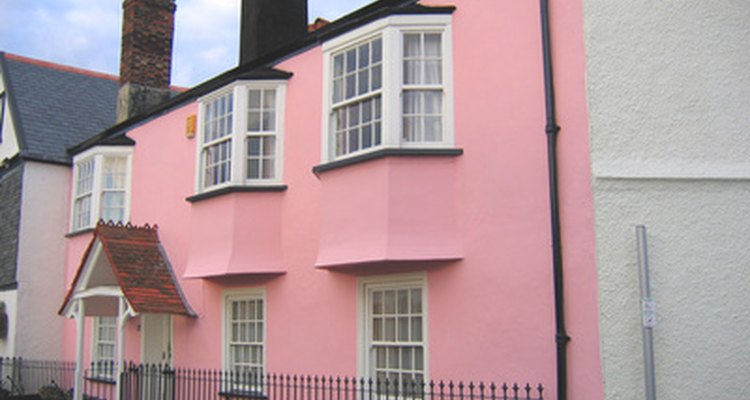 Puedes pintar la fachada de tu casa de un color diferente.