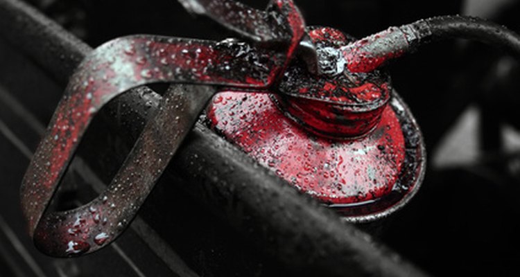 Oil will stain hands, clothing, fabric, carpets and upholstery.