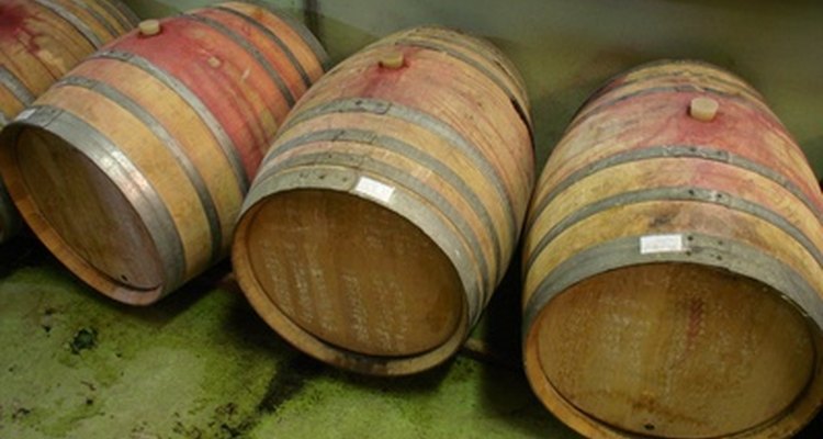 La mayoría de los barriles de vino están hechos con madera de roble francés.