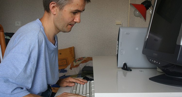 Un escritorio de computadora lindo, simple y personal.