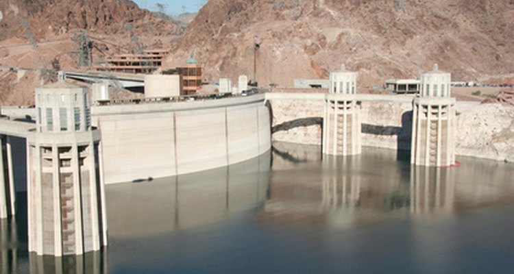Usinas hidroelétricas transformam a energia potencial da água em eletricidade