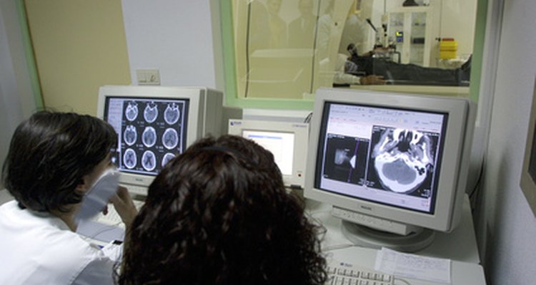 Los tecnólogos en medicina nuclear trabajan con radiofármacéuticos y equipos de diagnóstico por imágenes.